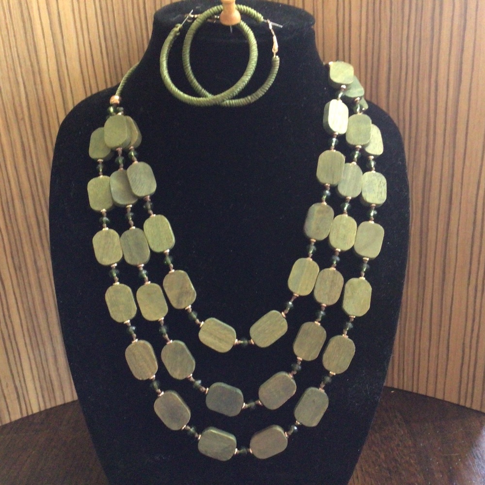 1946 Three tier wooden necklace with matching earrings. In new condition.